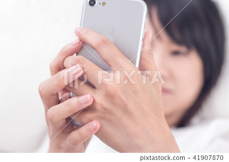 在床上滑手機的少女 在床上滑手機的少女 41907870