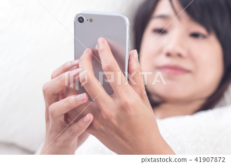 在床上滑手機的少女 在床上滑手機的少女 41907872