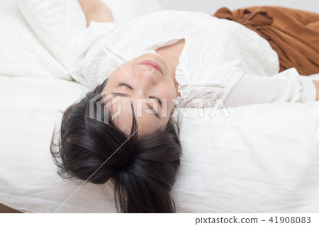 在床上伸懶腰的少女 41908083