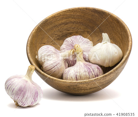 Common garlic isolated on white Common garlic isolated on white 41908535
