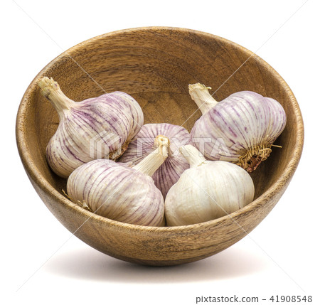 Common garlic isolated on white 41908548