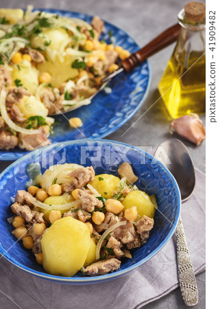 Stewed lamb with potatoes and chikpeas. 41909482
