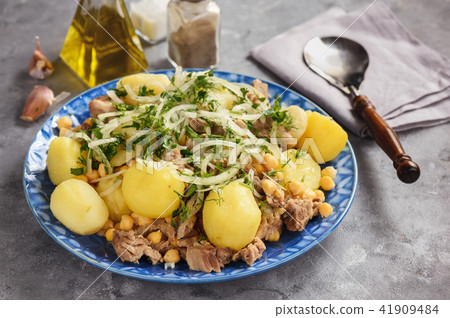 Stewed lamb with potatoes and chikpeas. 41909484