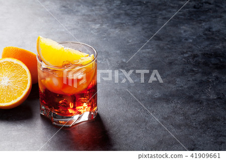 Negroni cocktail 41909661