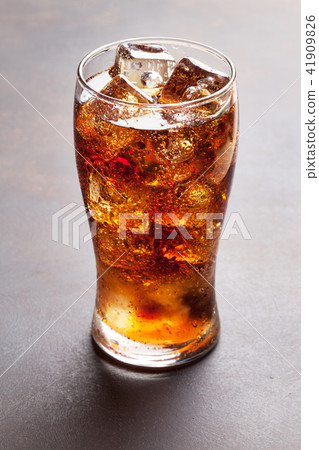 Cola glass with ice 41909826