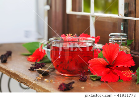Red karkade hibiscus red sorrel tea in glass mug 41911778