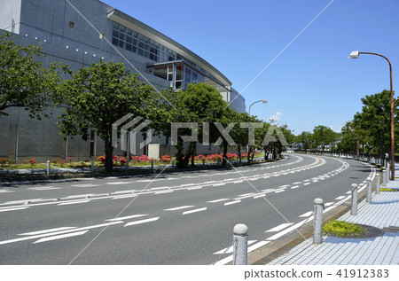 Road along the river 41912383