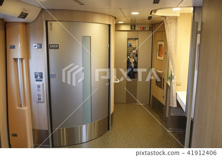 Tohoku Shinkansen E5 series (multipurpose room) 41912406