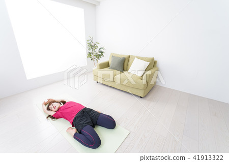 Women who do yoga 41913322