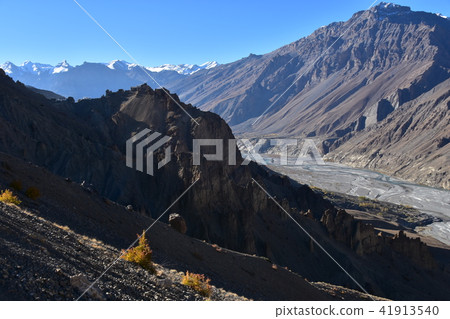 印度的喜馬拉雅山區在吐谷的Dankar村在懸崖上建造的住宅和寺廟美麗的山川和河流 印度的喜馬拉雅山區在吐谷的Dankar村在懸崖上建造的住宅和寺廟美麗的山川和河流 41913540