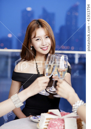 Party, young woman 41913794