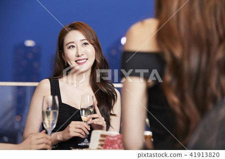 Party, friend, young woman 41913820