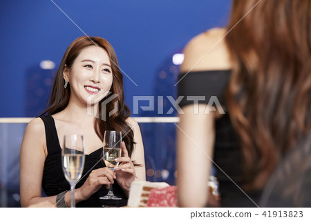 Party, friend, young woman 41913823