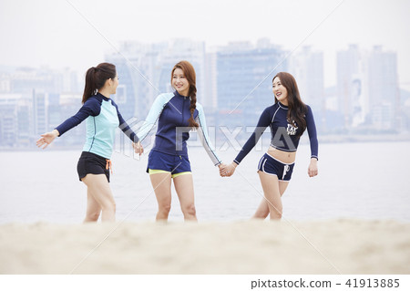 Summer vacation, vacation, friends, young woman 41913885