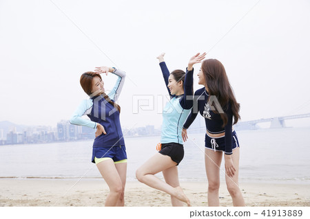 Summer vacation, vacation, friends, young woman 41913889