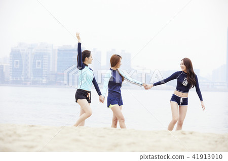 Summer vacation, vacation, friends, young woman Summer vacation, vacation, friends, young woman 41913910