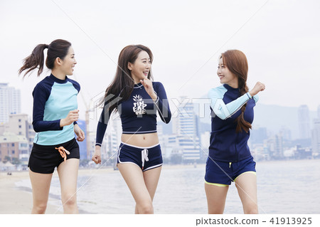Summer vacation, vacation, friends, young woman Summer vacation, vacation, friends, young woman 41913925