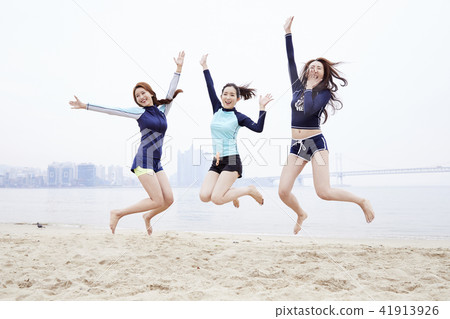 Summer vacation, vacation, friends, young woman 41913926