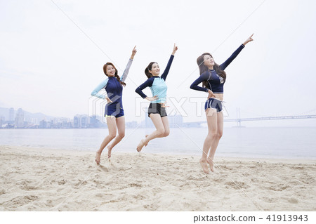 Summer vacation, vacation, friends, young woman 41913943