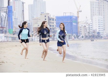 Summer vacation, vacation, friends, young woman 41913945