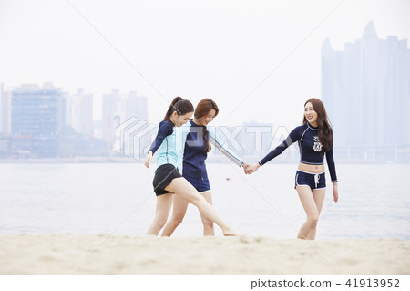 Summer vacation, vacation, friends, young woman 41913952