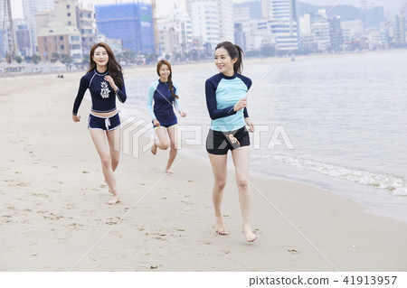 Summer vacation, vacation, friends, young woman 41913957