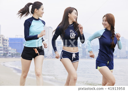 Summer vacation, vacation, friends, young woman 41913958