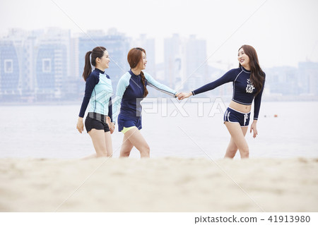 Summer vacation, vacation, friends, young woman 41913980