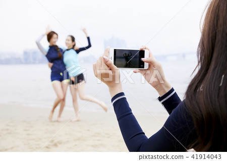 Summer vacation, vacation, friends, young woman 41914043