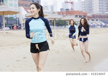Summer Vacation Vacation Friends Young Woman Stock Photo 41914047 Pixta