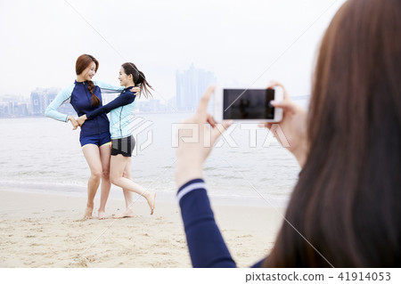 Summer vacation, vacation, friends, young woman 41914053