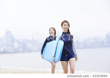 Summer vacation, vacation, friends, young woman 41914084