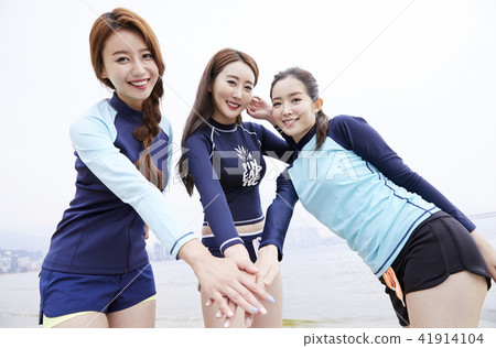 Summer vacation, vacation, friends, young woman 41914104