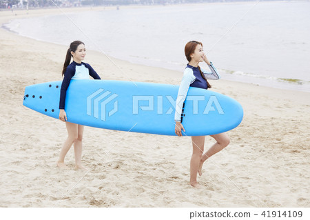 Summer vacation, vacation, friends, young woman 41914109