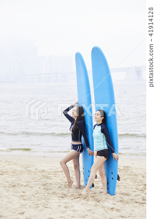 Summer vacation, vacation, friends, young woman 41914128