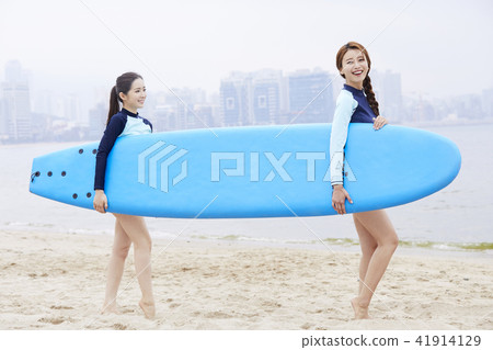 Summer vacation, vacation, friends, young woman 41914129