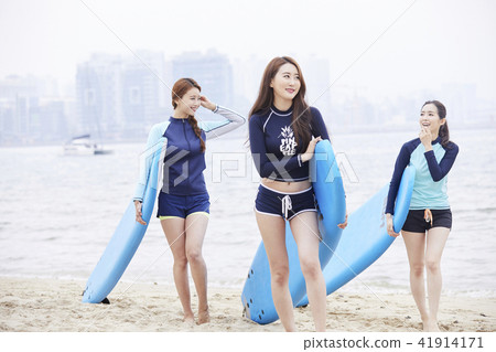 Summer vacation, vacation, friends, young woman 41914171