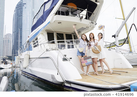 Summer vacation, vacation, friends, young woman Summer vacation, vacation, friends, young woman 41914696