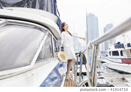 Summer vacation, vacation, friends, young woman 41914710