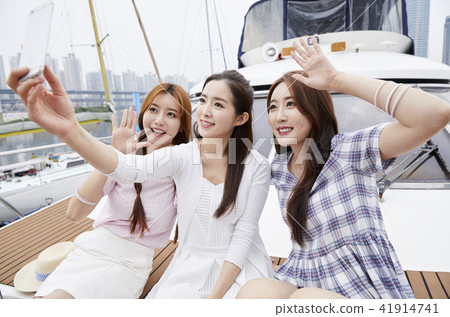 Summer vacation, vacation, friends, young woman 41914741