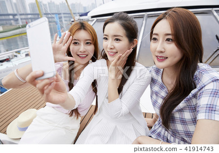 Summer vacation, vacation, friends, young woman 41914743