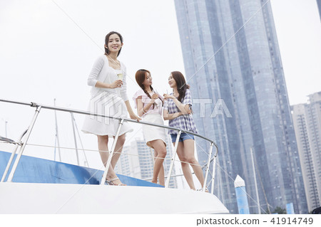 Summer vacation, vacation, friends, young woman Summer vacation, vacation, friends, young woman 41914749