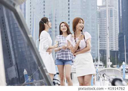 Summer vacation, vacation, friends, young woman 41914762