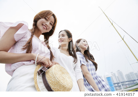 Summer vacation, vacation, friends, young woman 41914857