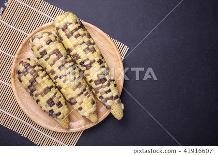 Fresh yellow sweet corn on the cob Fresh yellow sweet corn on the cob 41916607