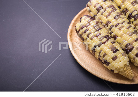 Fresh yellow sweet corn on the cob Fresh yellow sweet corn on the cob 41916608