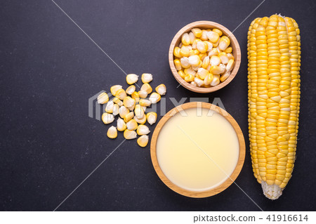 Fresh yellow sweet corn on the cob and corn juice 41916614