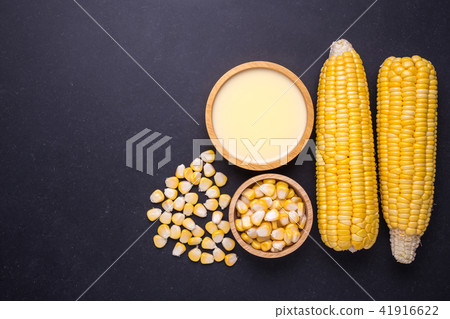 Fresh yellow sweet corn on the cob and corn juice 41916622