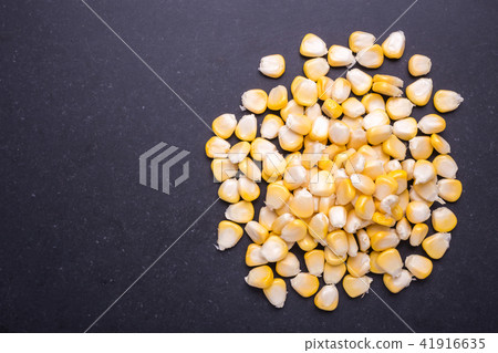 Fresh yellow sweet corn on the cob 41916635
