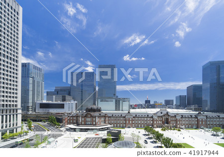 Tokyo Station · 2018 · sunny · blue sky · wide 41917944